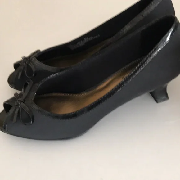 Life Stride Stylish Black Peep-Toe Flats. Size 8 M - Picture 6 of 9